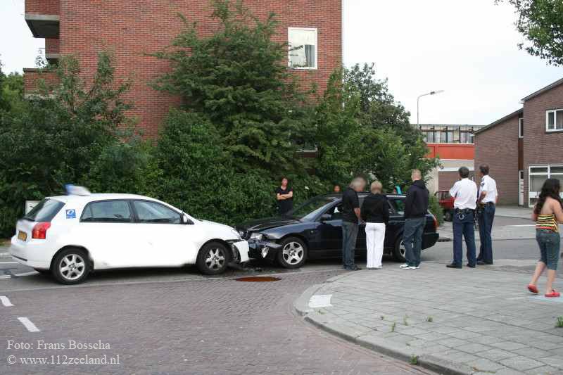 Twee autoâ€™s botsen frontaal op elkaar